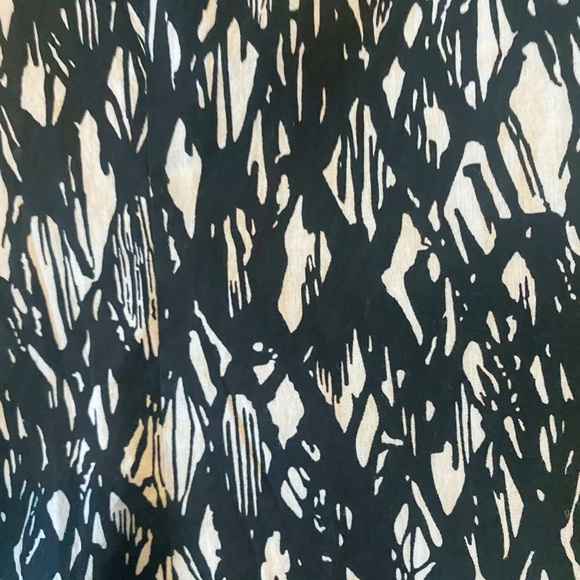 Ann Taylor Black and White Ruffled Sleeveless Blouse, Size 8 - Picture 5 of 5